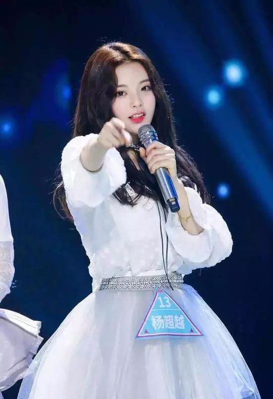 李艺彤，明星璀璨光芒闪耀全场